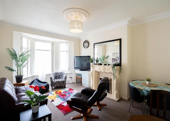 4 Bed Rooms 5 Double Beds Holidays House Near Train Station