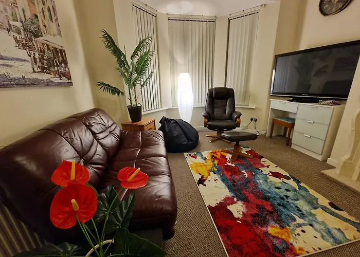 4 Bed Rooms 5 Double Beds Holidays House Near Train Station