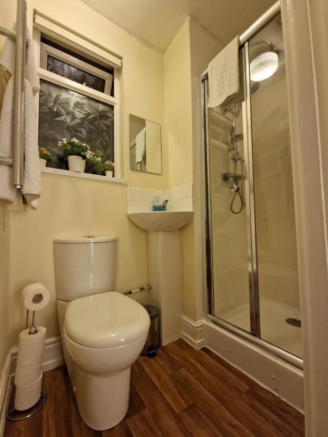 Дом отдыха 4 Bed 5 Double Beds Holidays House Near Train Station