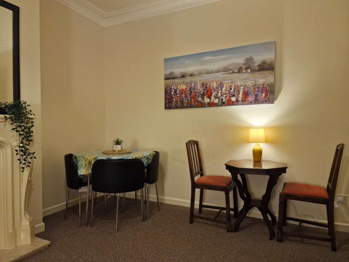 4 Bed 5 Double Beds Holidays House Near Train Station Дом отдыха *