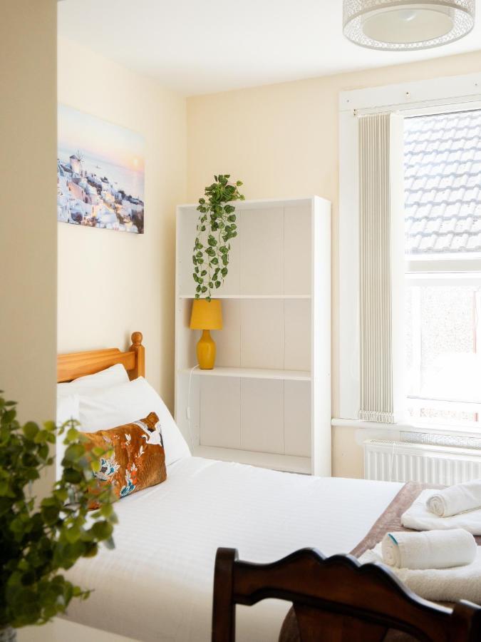 4 Bed 5 Double Beds Holidays House Near Train Station Дом отдыха *
