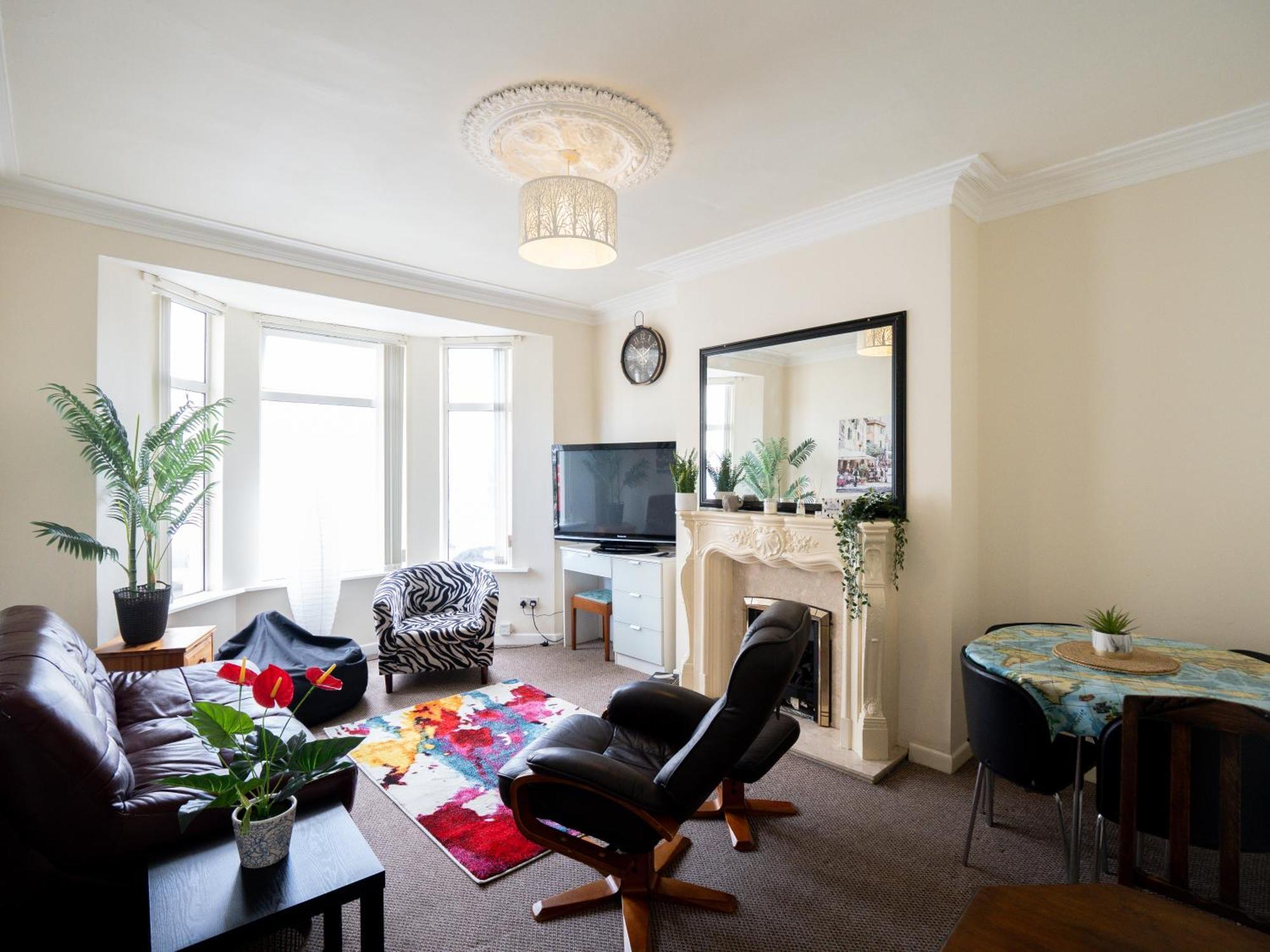 4 Bed 5 Double Beds Holidays House Near Train Station * Плаймаут