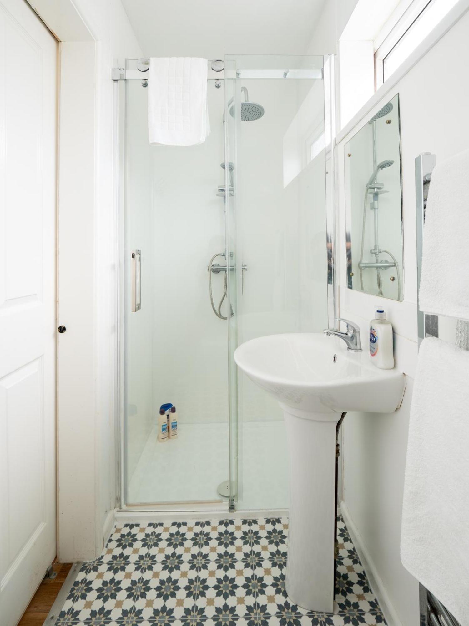 4 Bed 5 Double Beds Holidays House Near Train Station Плаймаут