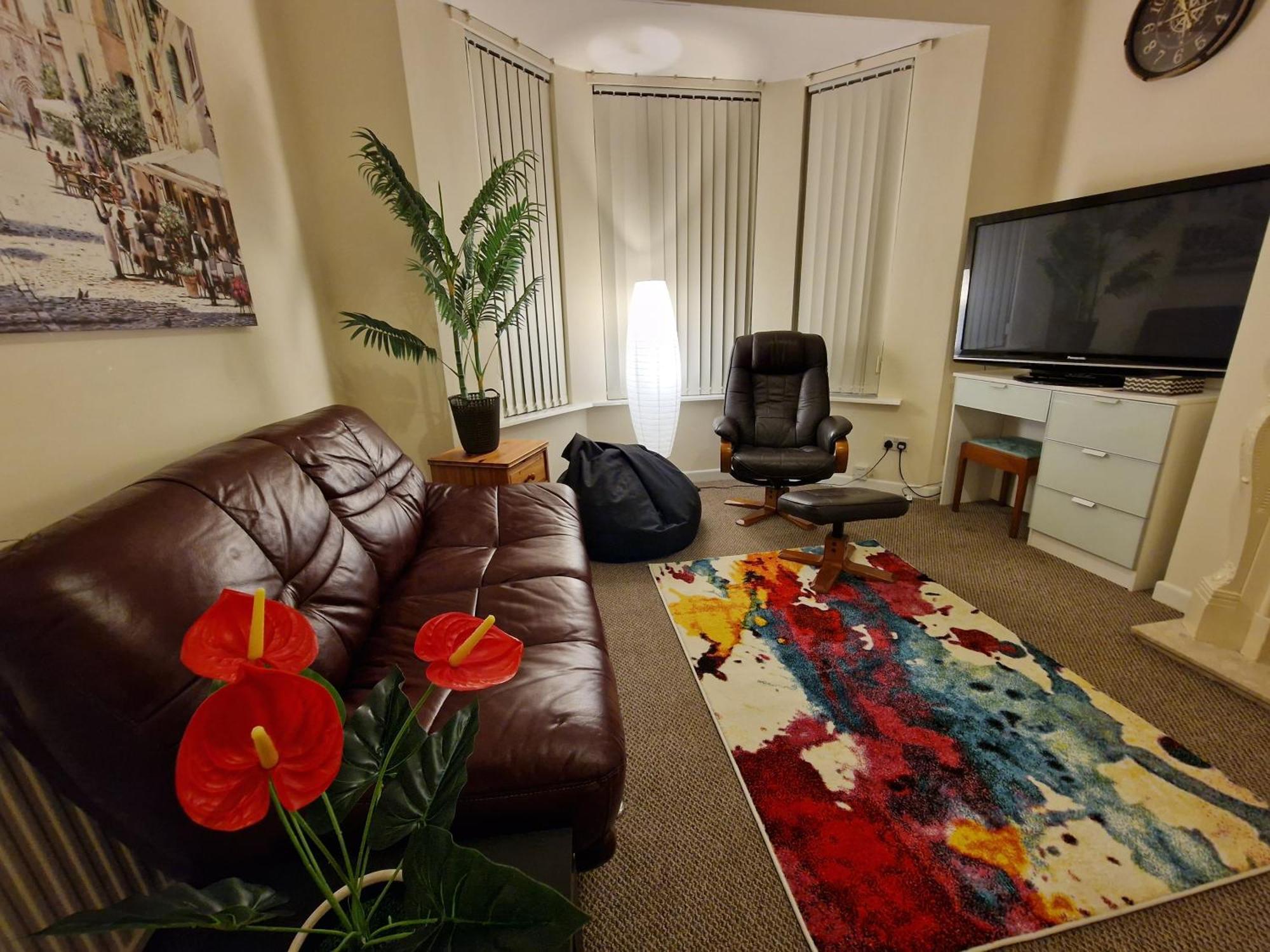 4 Bed 5 Double Beds Holidays House Near Train Station Плаймаут